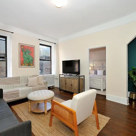 5 Bedroom 2 Bath Full Floor Midtown